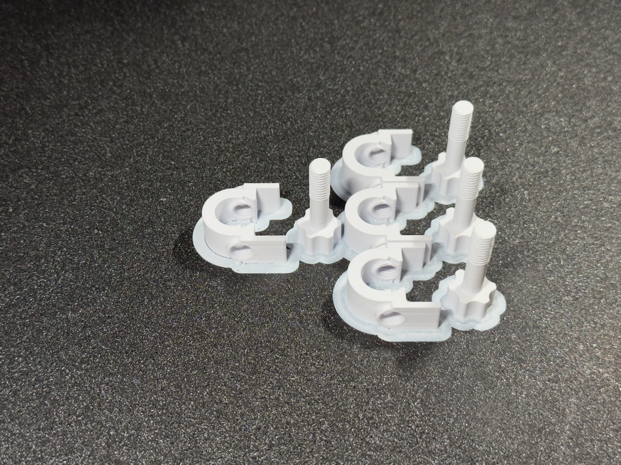 Zelfontworpen 3D-geprinte klemmen voor een spiegelglazen buildplate