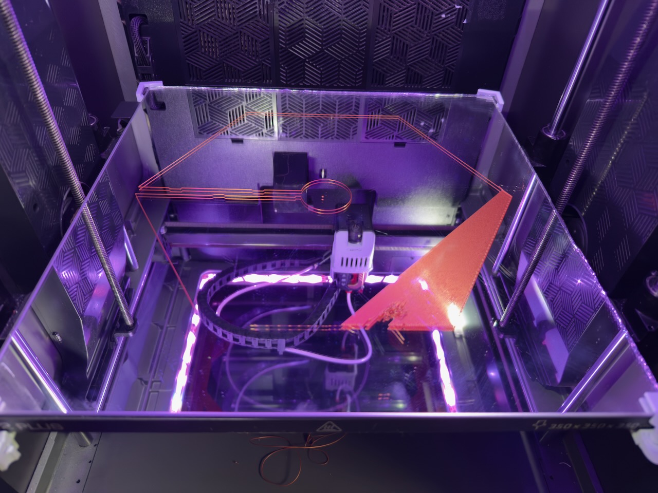 Op maat gesneden spiegelglazen buildplate van 3 mm in een Creality K2 Plus